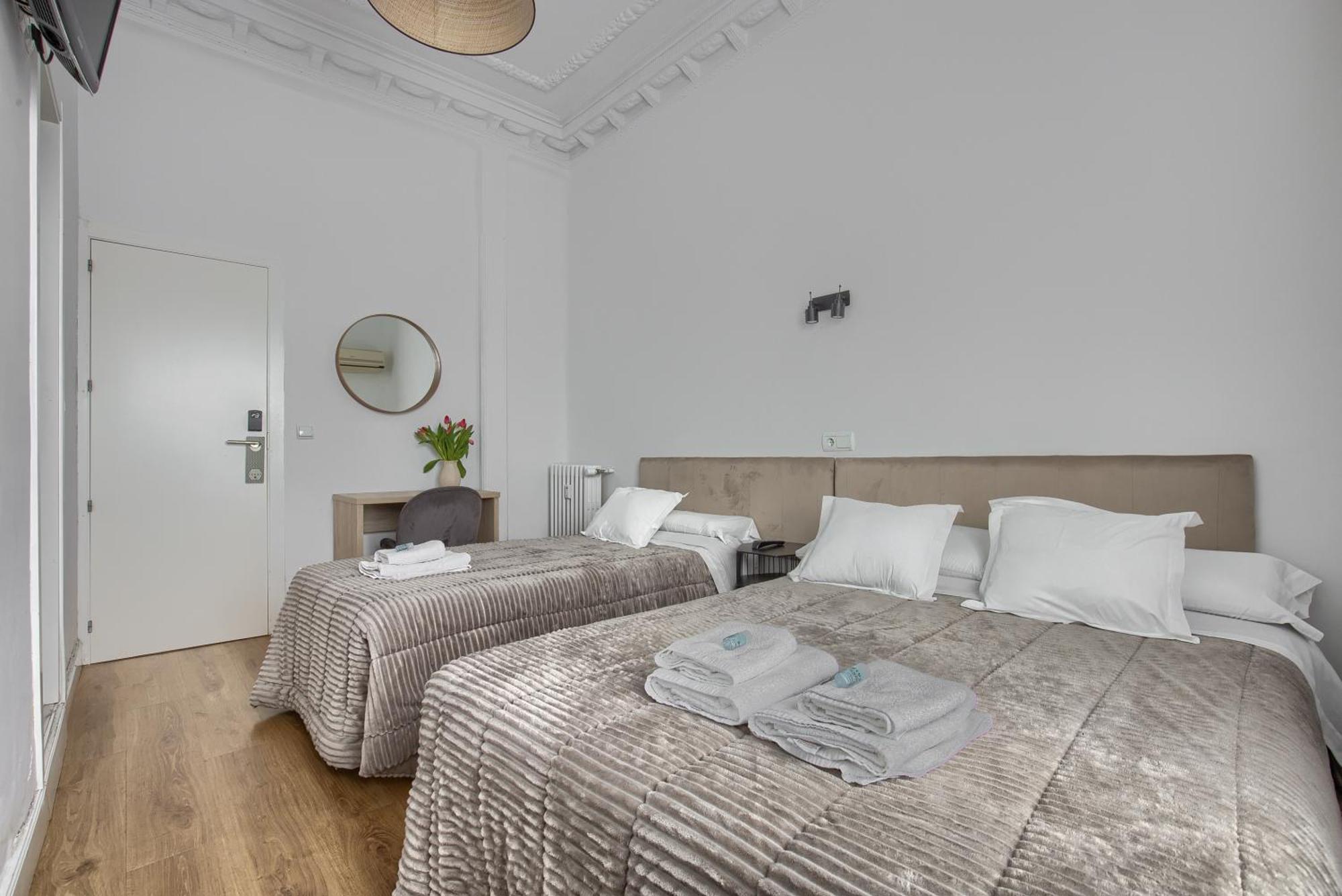 Hostal Besaya Мадрид Экстерьер фото
