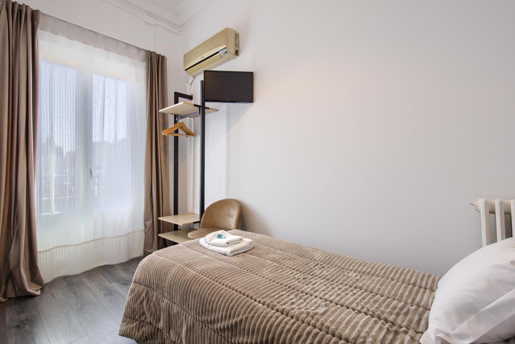 Hostal Besaya Мадрид Экстерьер фото