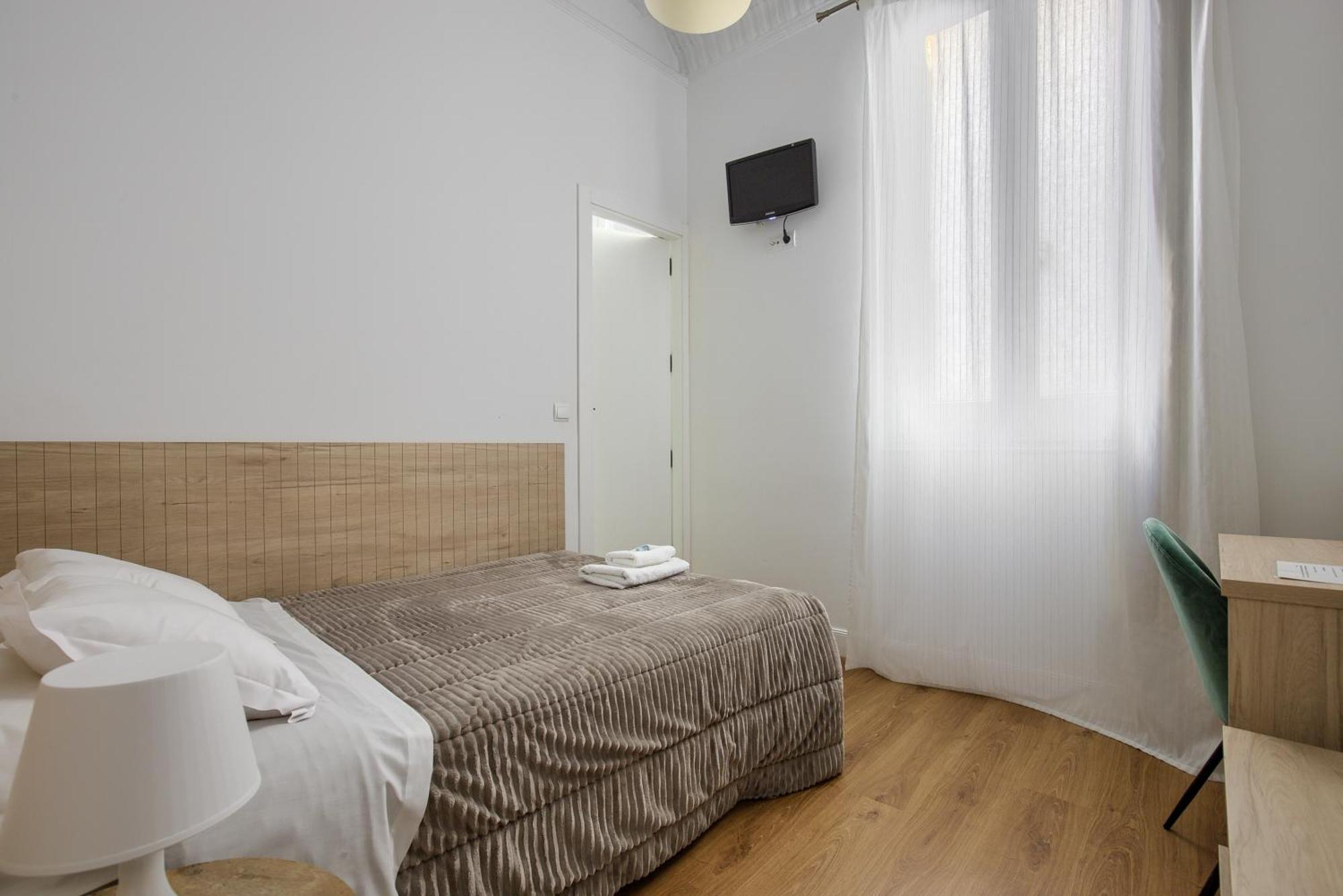 Hostal Besaya Мадрид Экстерьер фото