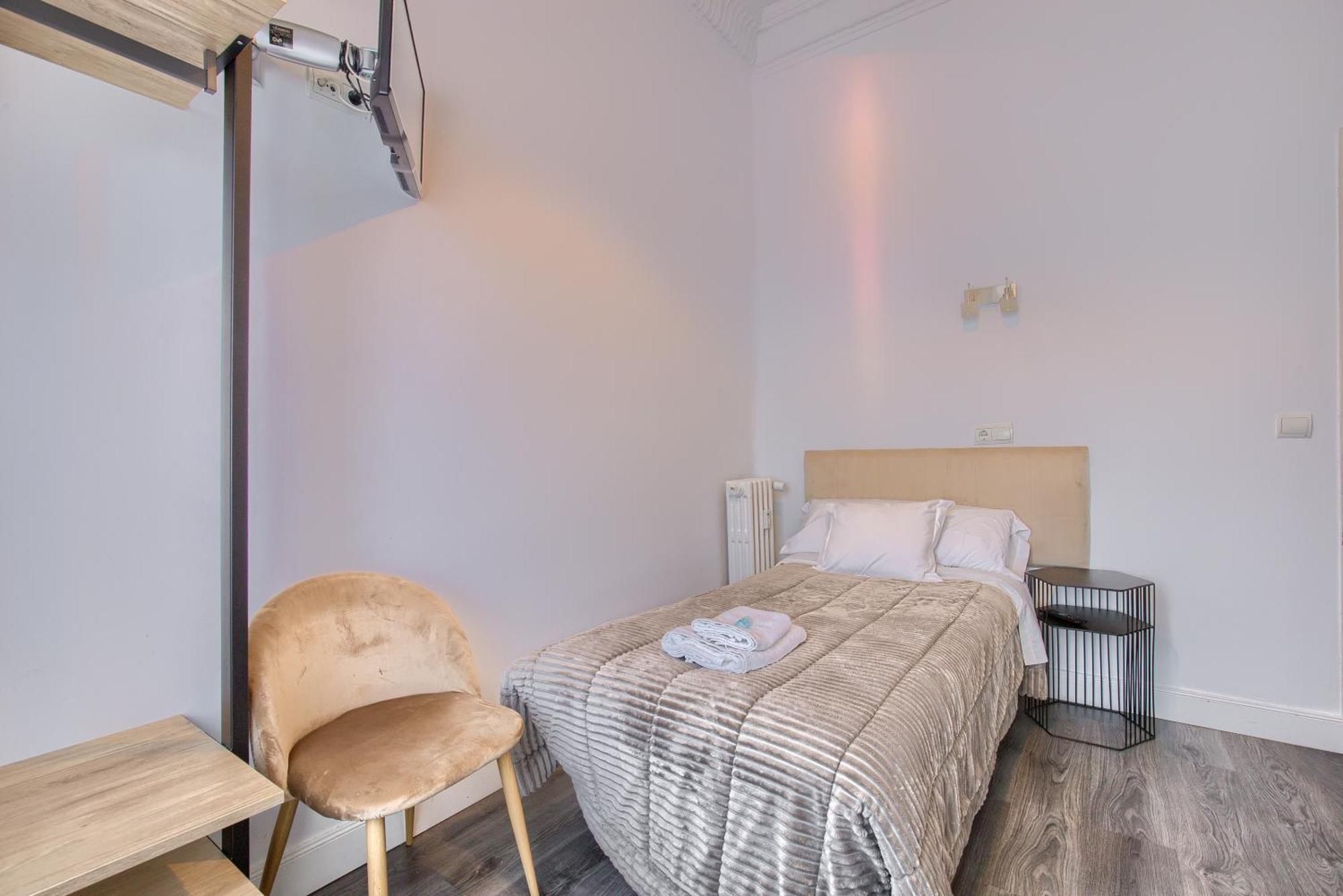 Hostal Besaya Мадрид Экстерьер фото