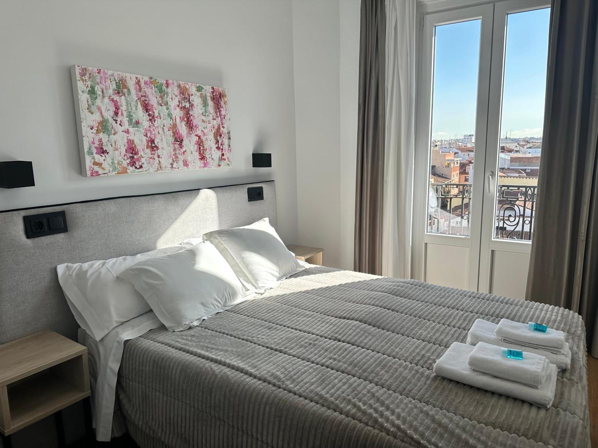 Hostal Besaya Мадрид Экстерьер фото