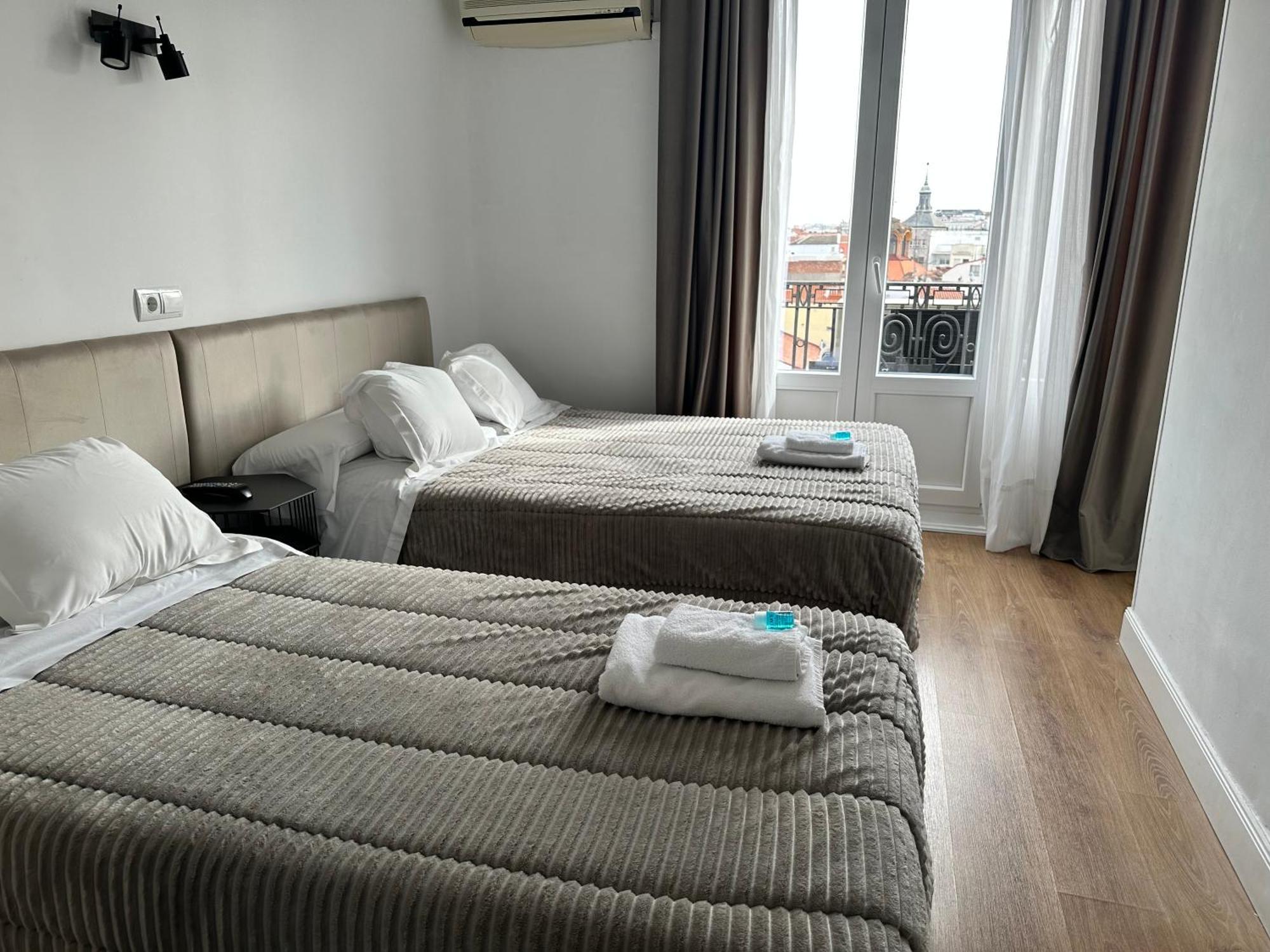 Hostal Besaya Мадрид Экстерьер фото