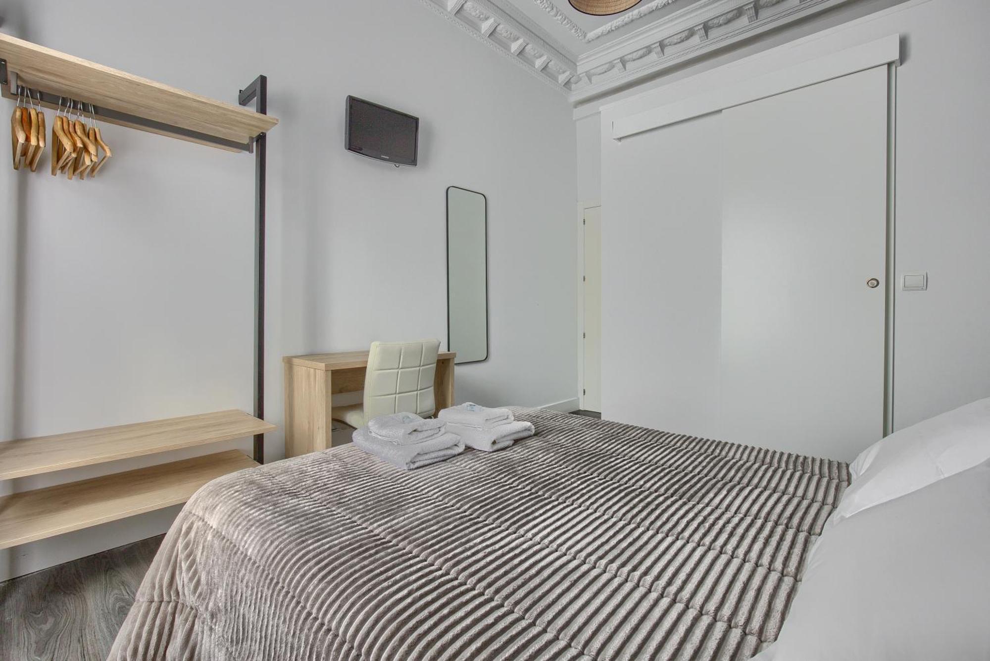 Hostal Besaya Мадрид Экстерьер фото