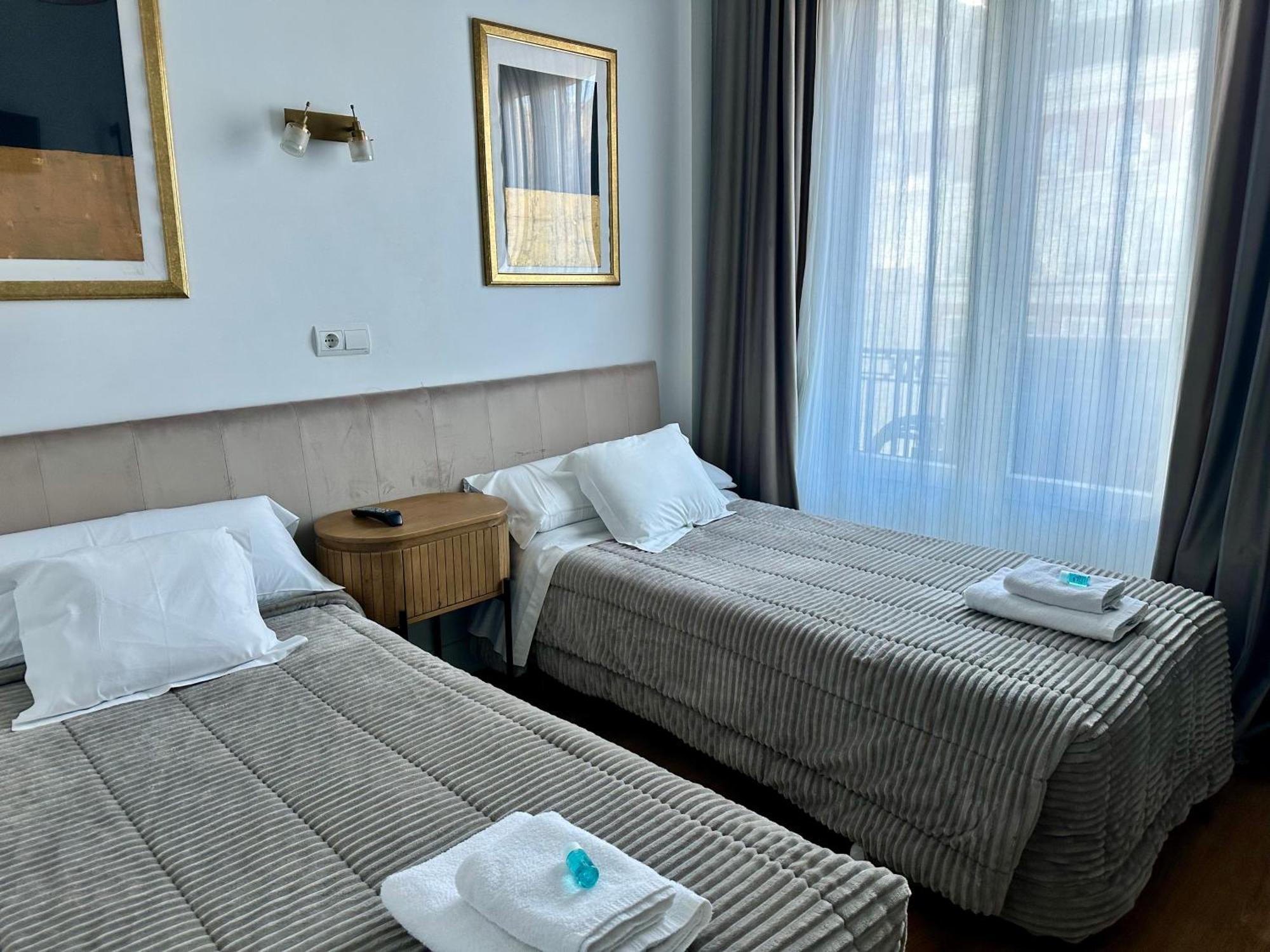 Hostal Besaya Мадрид Экстерьер фото