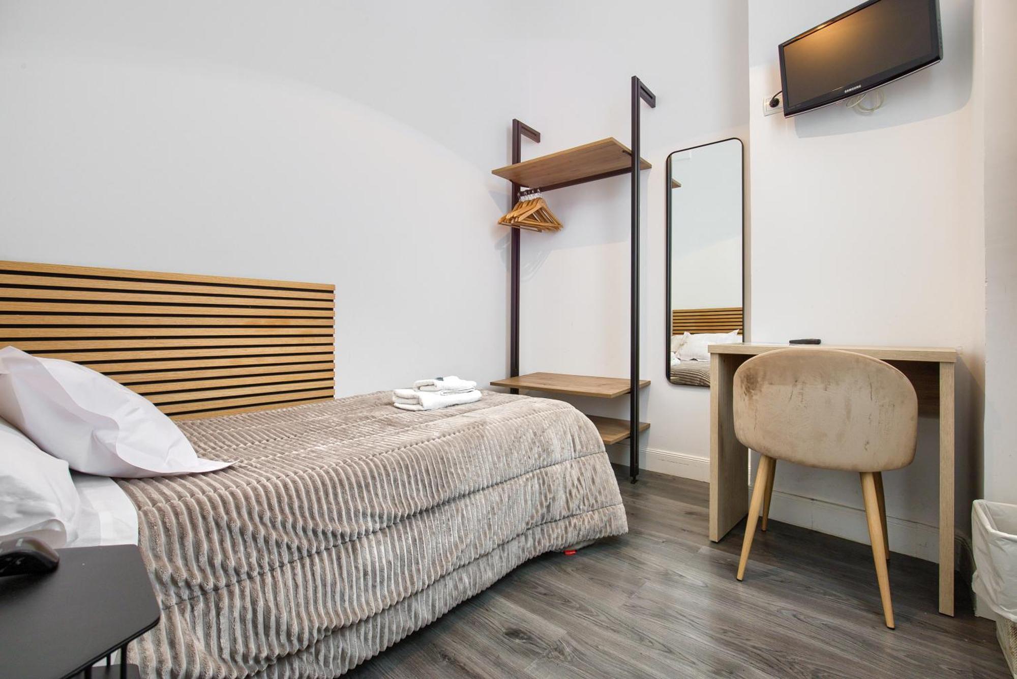 Hostal Besaya Мадрид Экстерьер фото