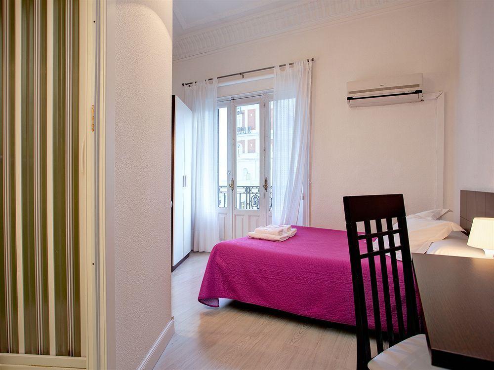 Hostal Besaya Мадрид Экстерьер фото