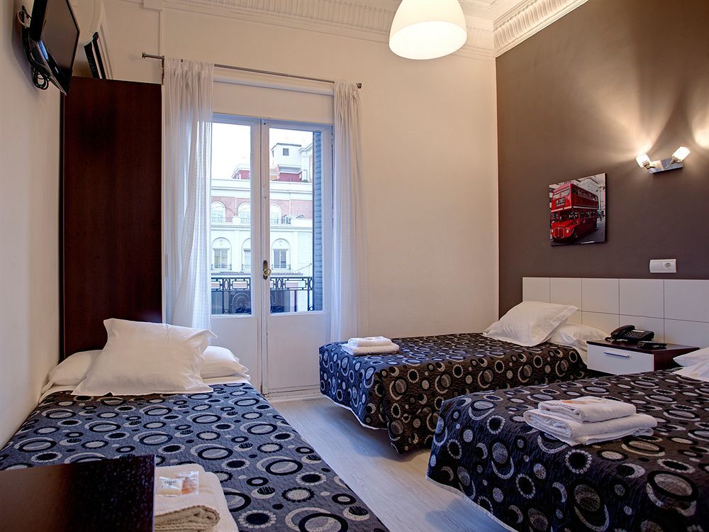 Hostal Besaya Мадрид Экстерьер фото